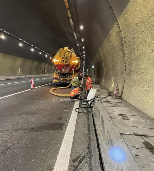 金山屯隧道排水渠清淤